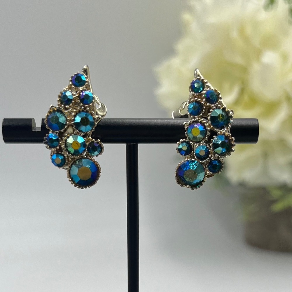 BSK Vintage Rhinestone shimmering peacock blue green (AB) Clip on Earrings